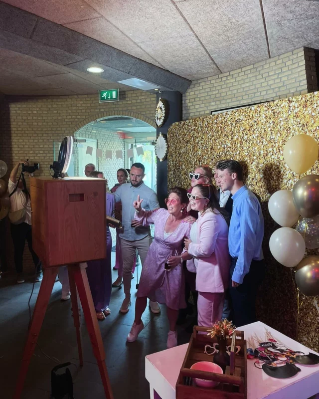 Onvergetelijke momenten, om voor altijd te bewaren

Huur een Photobooth voor je event en entertain je gasten de hele avond!

#bruiloft #wedding #photobooth #mirrorbooth #selfie #smile #fotostrip #lachen #vrienden #familie #bruiloft2024 #bruidsjurk #trouwjurk #foto #fotograaf #photo #photography