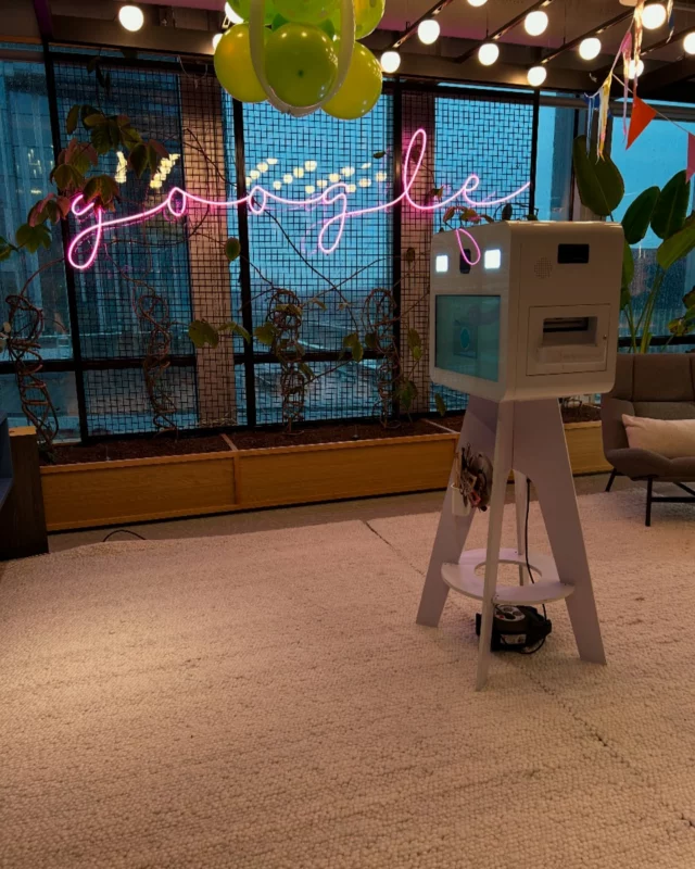“Vier de feestdagen in stijl! 🎄✨ Huur een Photobooth en leg de mooiste herinneringen vast. Perfect voor jouw evenement of feest!”